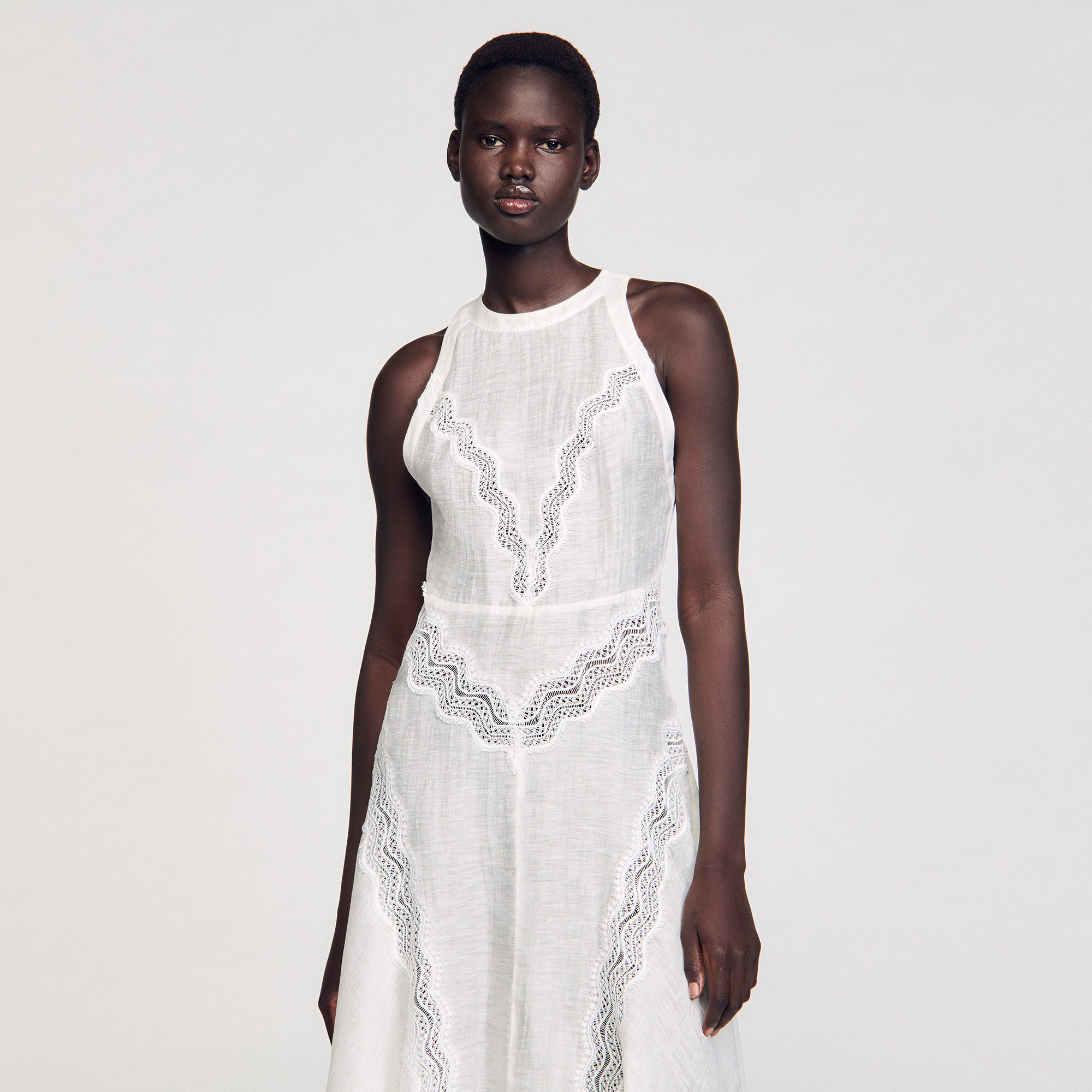 Robe longue à galons de dentelle