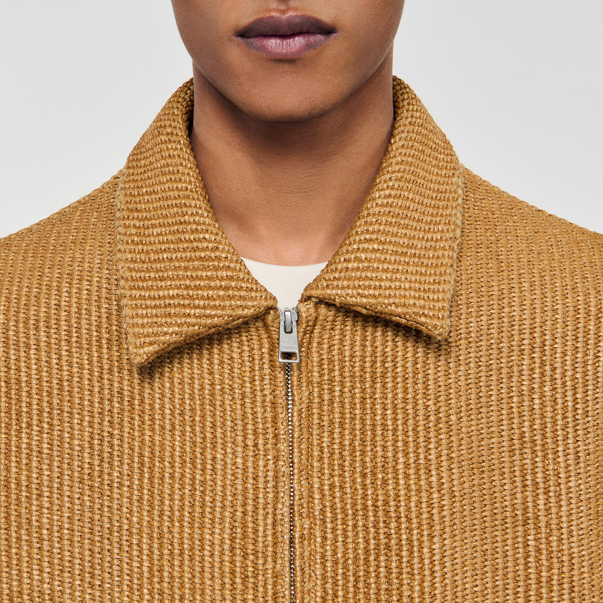 Blouson en raphia tressé
