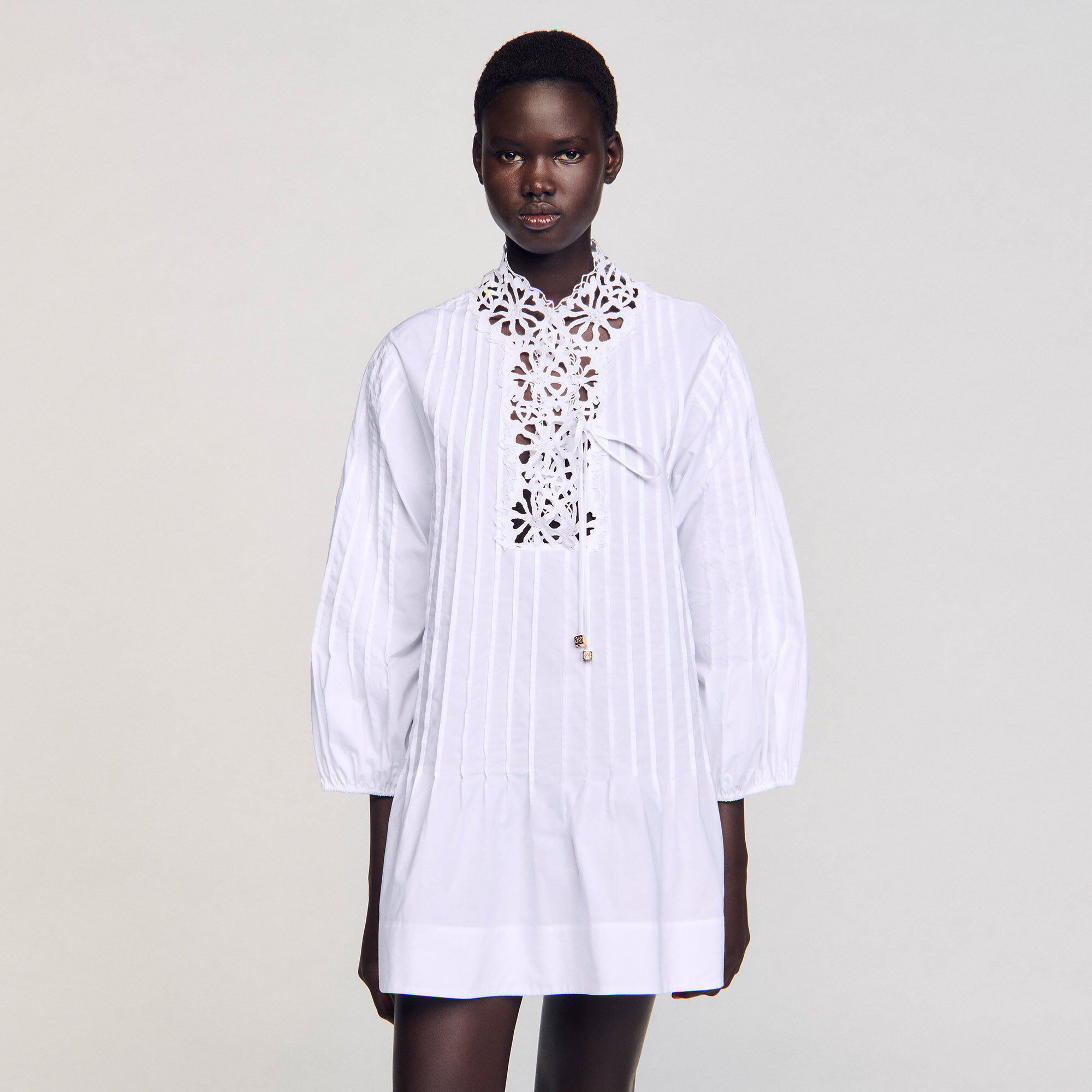Robe courte à détail dentelle