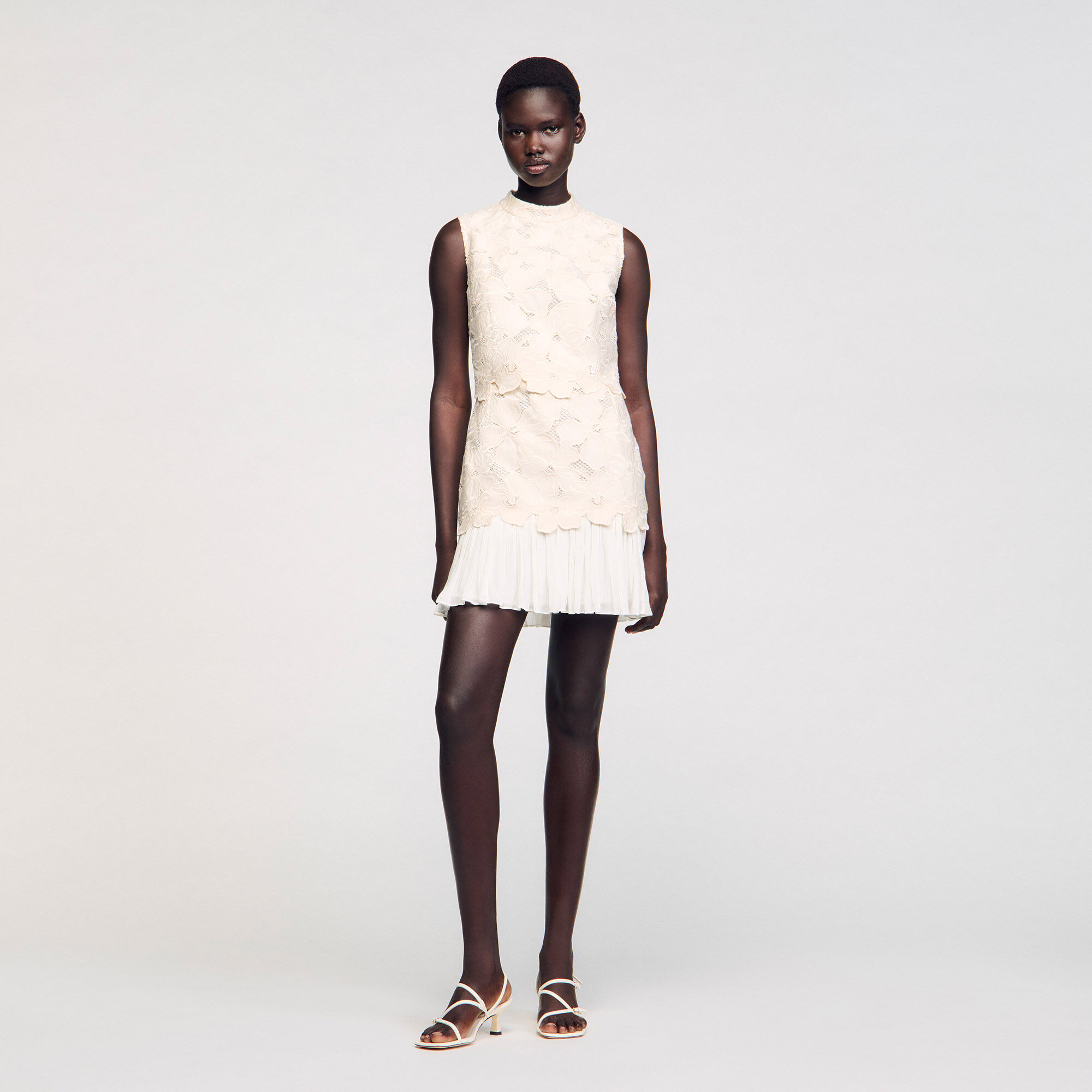 Robe courte en guipure 