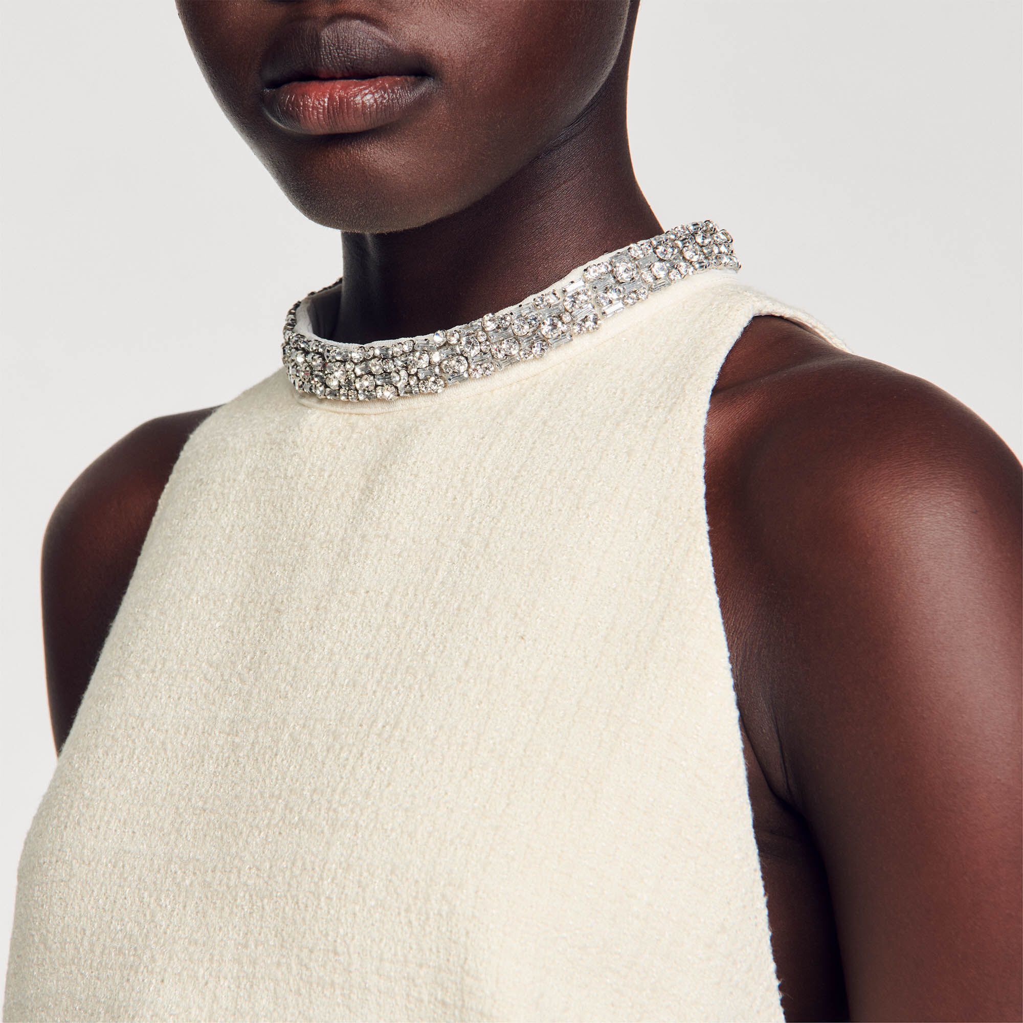 Robe à col bijoux
