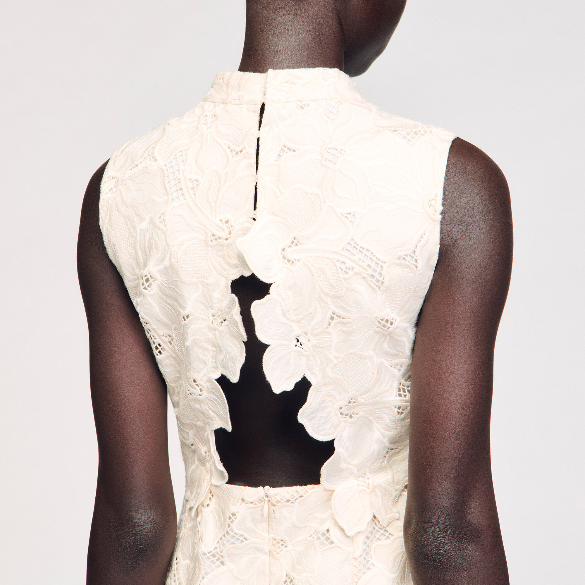 Robe courte en guipure 