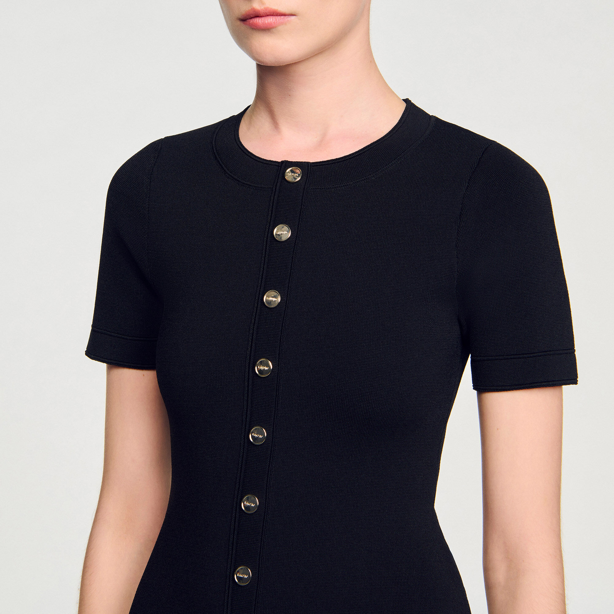 Robe courte en maille à volant