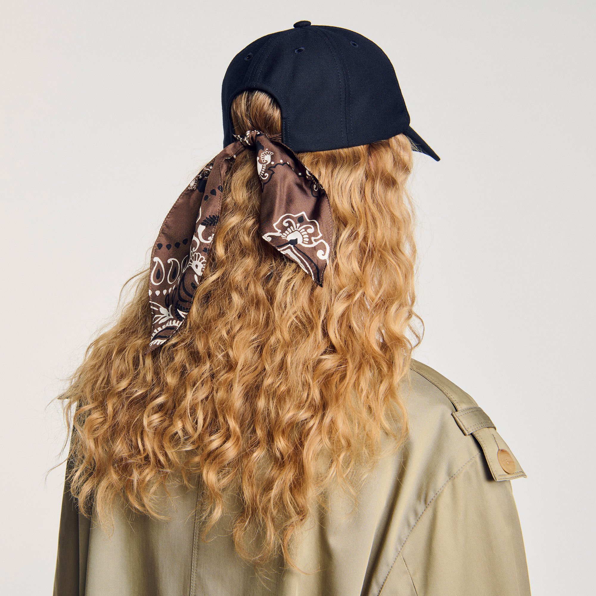 Casquette à foulard noué