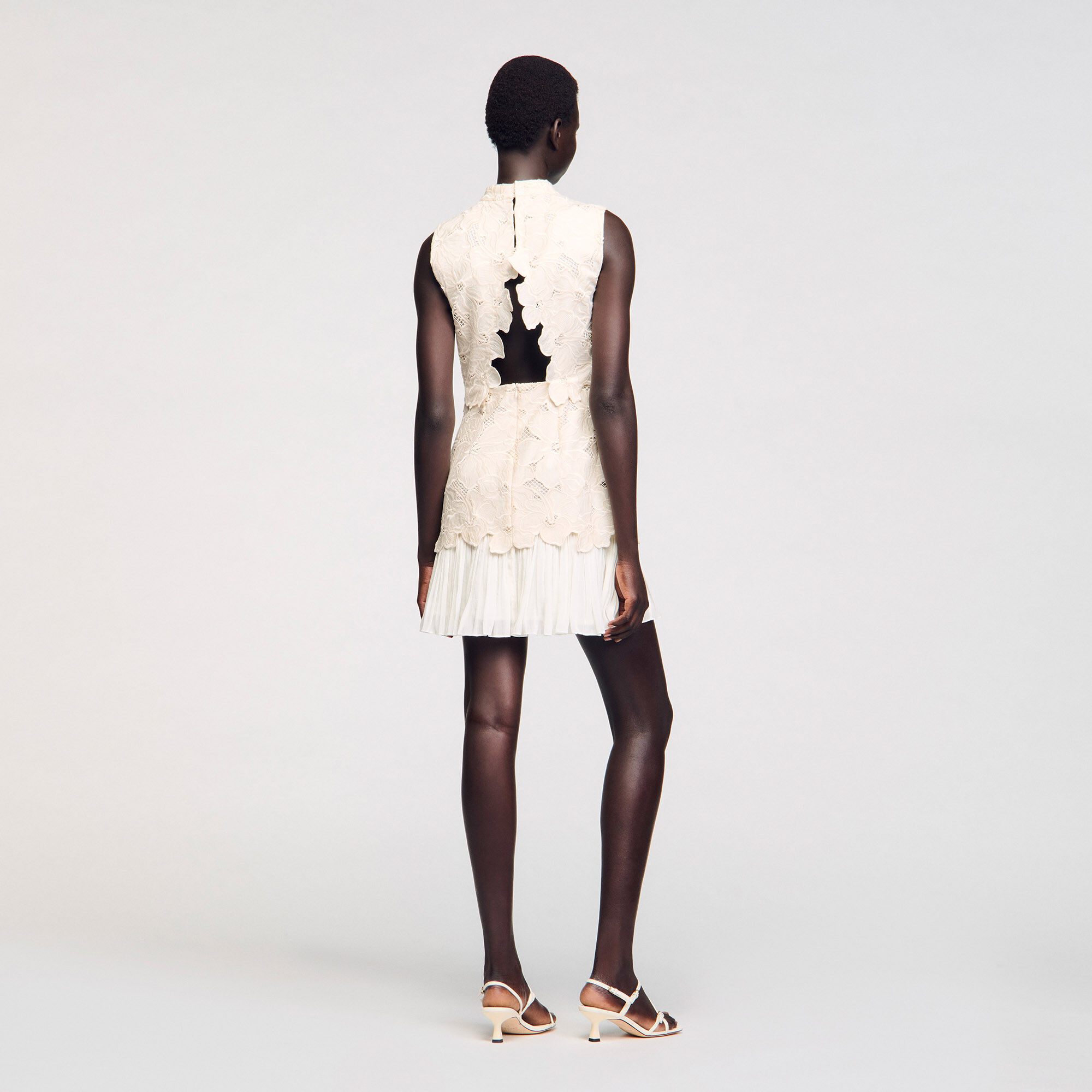 Robe courte en guipure 