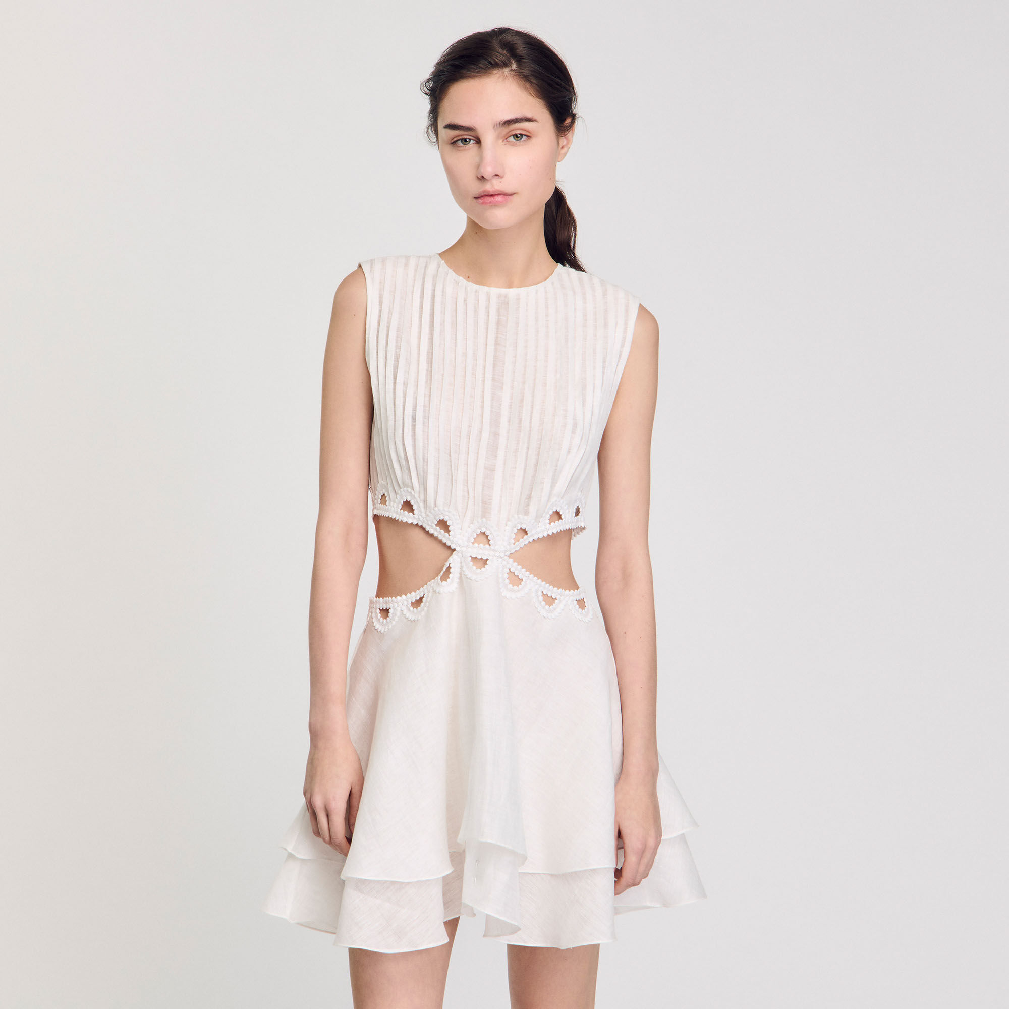 Robe courte à découpes