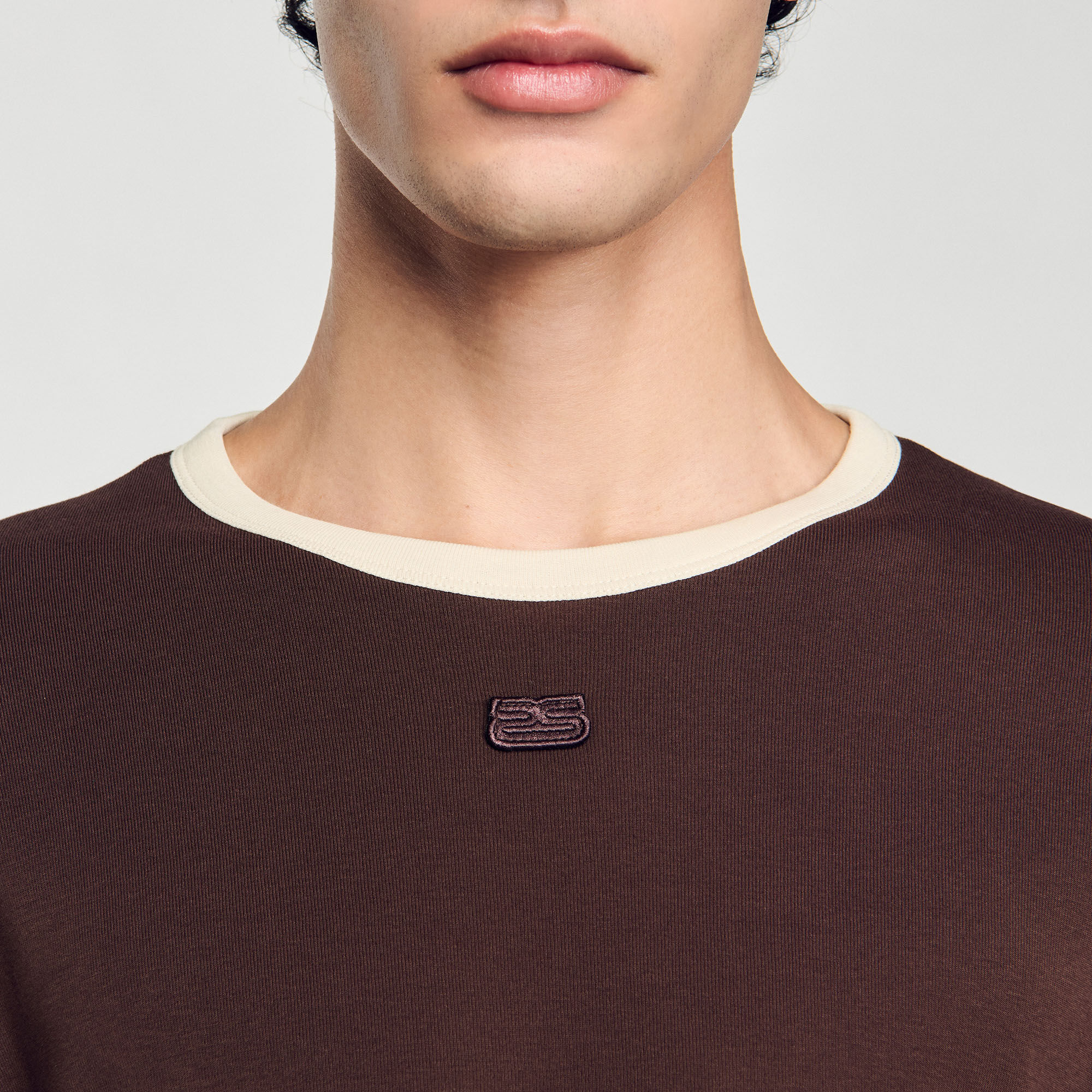 T-shirt bicolore à patch