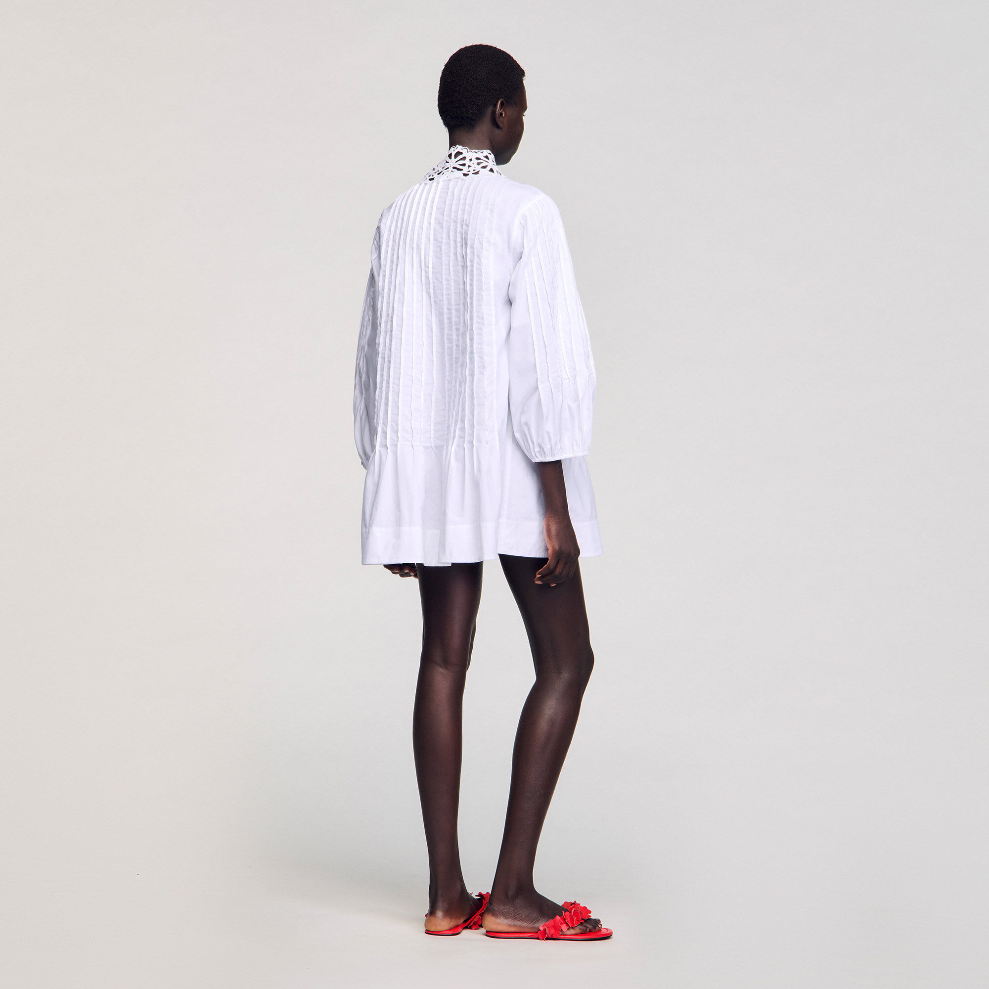 Robe courte à détail dentelle